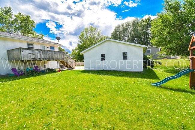 Building Photo - 4 Bedroom 2 Bathroom Home in Altoona with a 2-Car detached garage