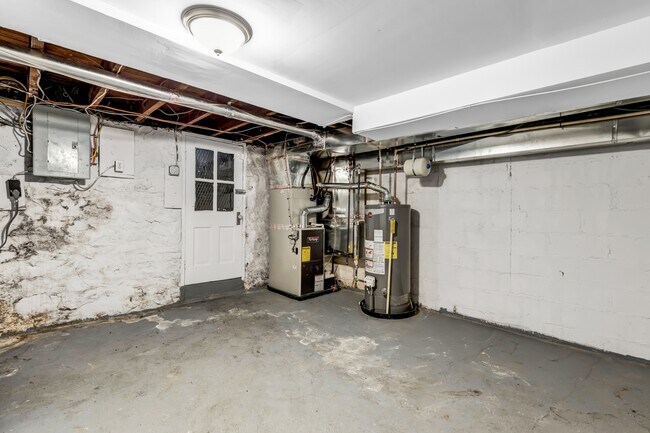 Building Photo - 324 Allendale St