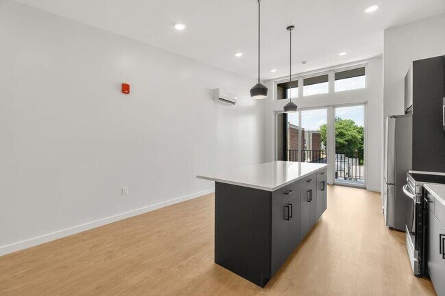 Building Photo - 952 Broadway