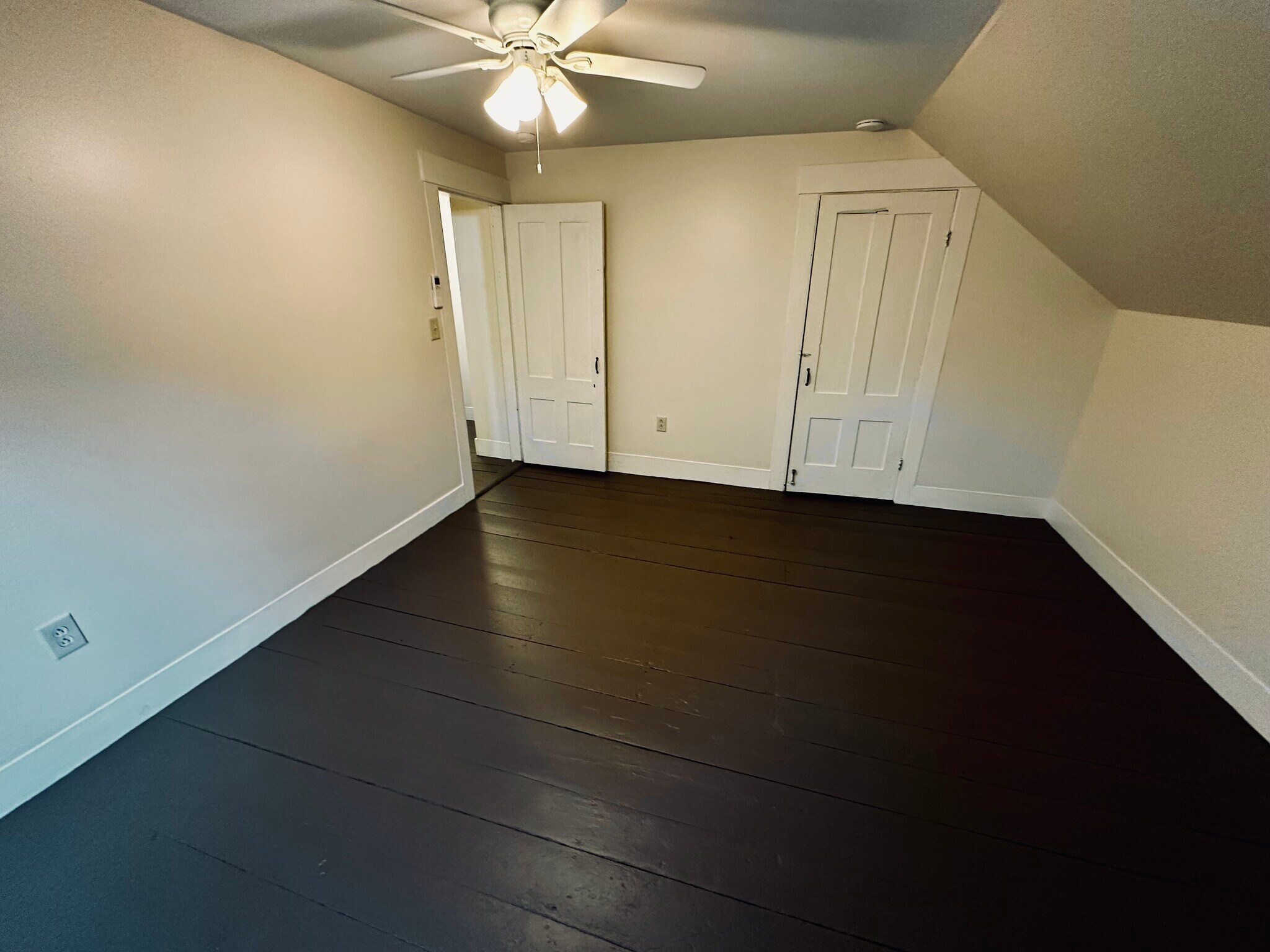 Bedroom (larger) - 44 Kansas Rd