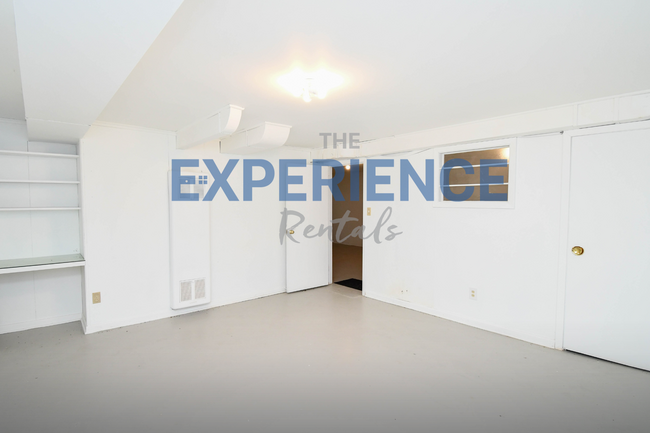 Building Photo - Stylish Furnished Duplex with Modern Finis...