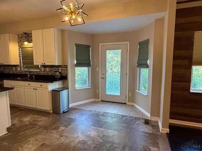 Building Photo - 6015 Hidden Oaks Ct