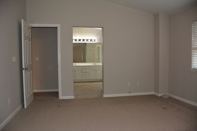 Building Photo - Sharp, clean and affordable Brentwood 3/2....