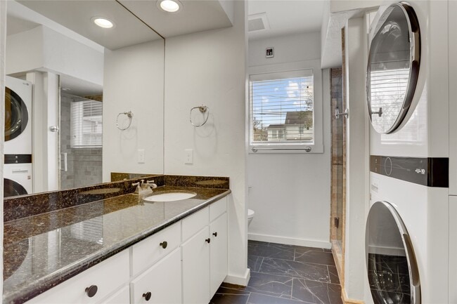 Building Photo - 2412 Nottingham St