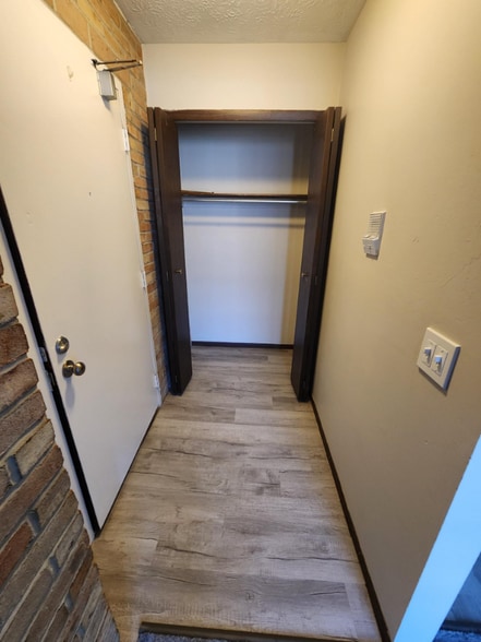 Building Photo - 1103 W Maple St