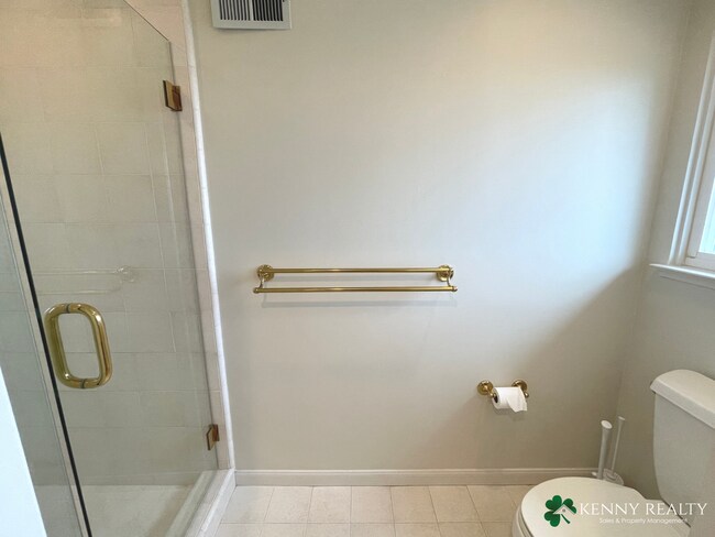 Building Photo - Large 3 Bedroom, 2.5 Bathroom, Great Neigh...
