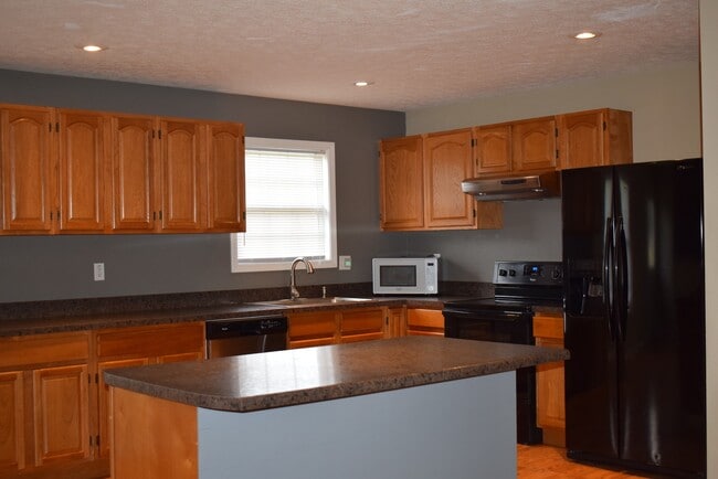 Building Photo - Beautiful 3 Bedroom, 2 Bathroom Home On Mi...