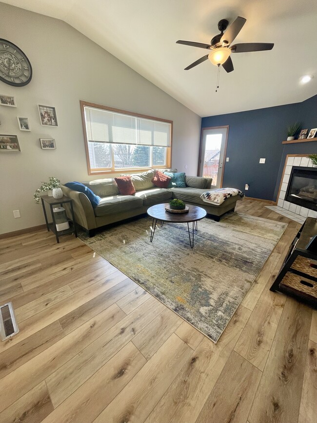 Building Photo - 3018 Maple Valley Dr