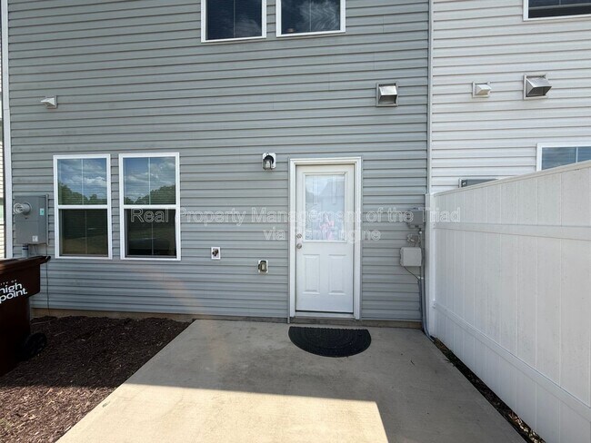 Building Photo - 886 Falls Grove Trl