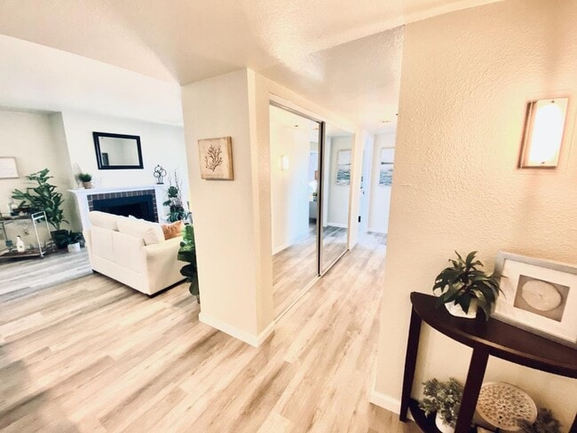 Building Photo - Prime Central Location / Available NOW!!!