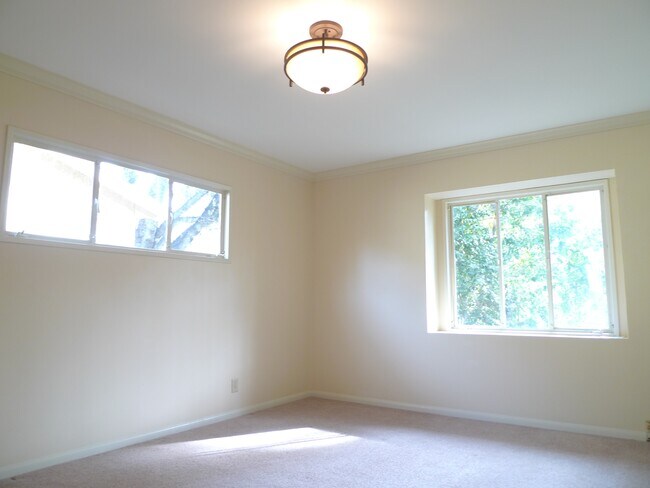 Building Photo - 2290 Canonita Dr