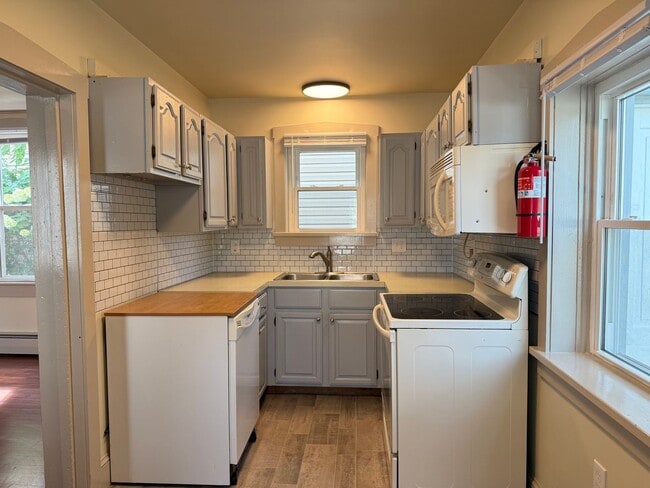 Building Photo - Spacious 3 bedroom 1 Bathroom Home in Manh...