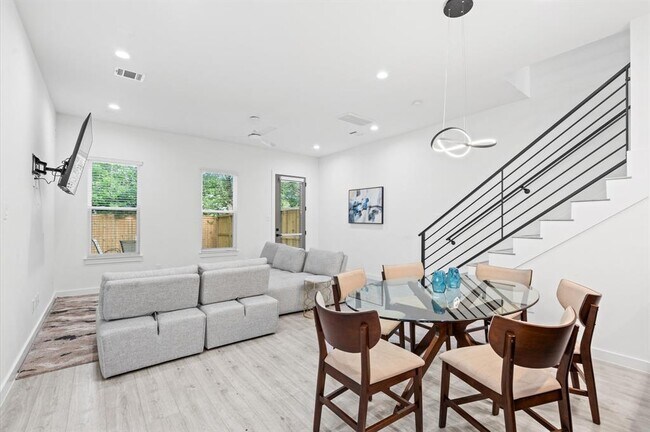 Building Photo - 6827 Cadillac St