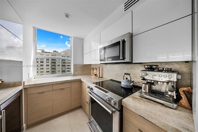 Building Photo - 1155 Brickell Bay Dr