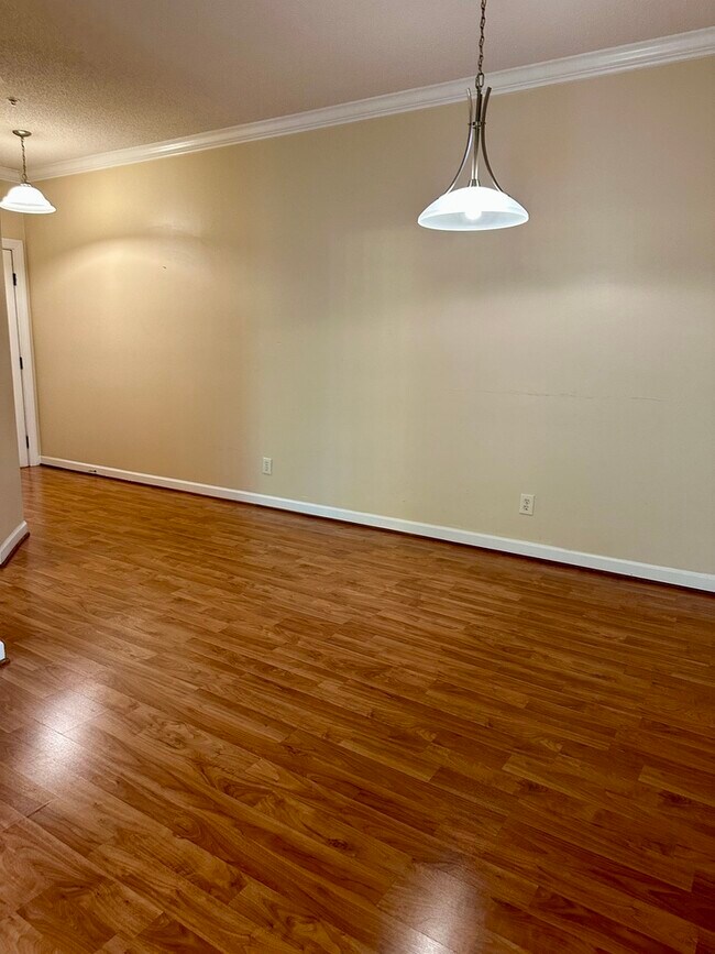 Building Photo - 208 Sterling Oaks Dr