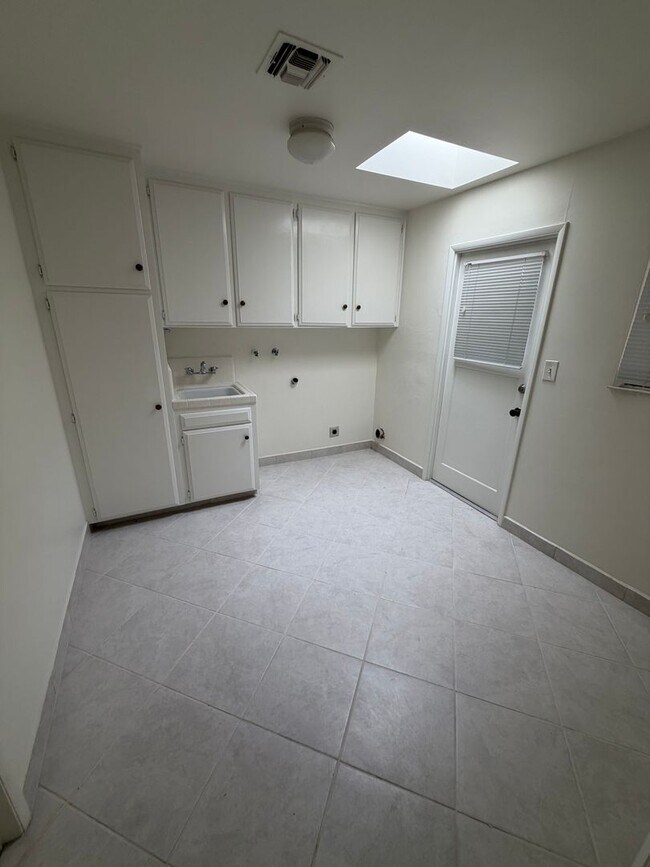 Building Photo - *Move in special* First month's rent is on us!! move in by 8/1/2026