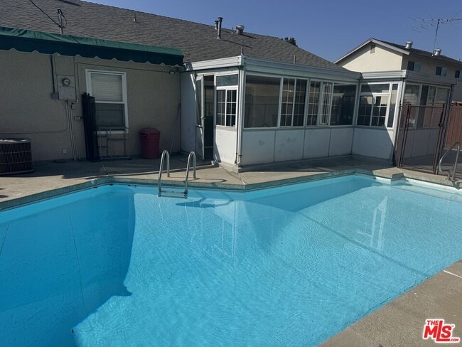 Building Photo - 631 Pepper Tree Dr