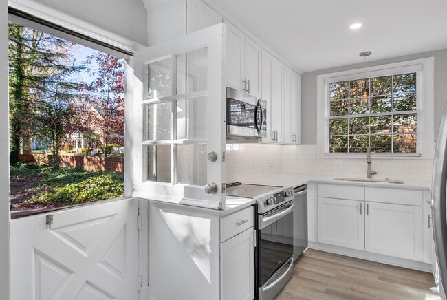 Building Photo - 4315 Bromley Ln