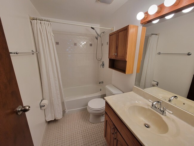 Building Photo - 117 Cotuit Ct