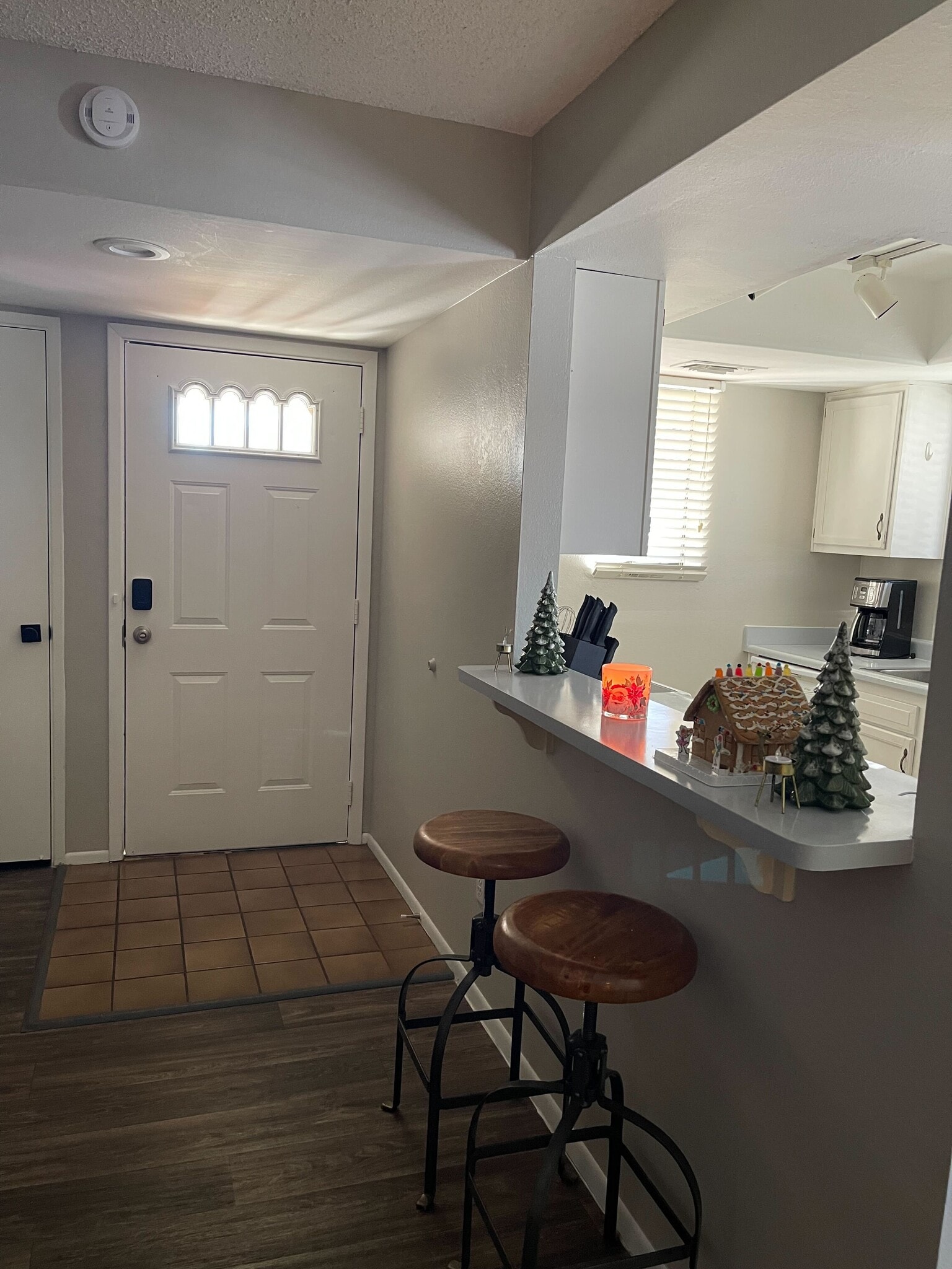 Building Photo - 850 S River Dr