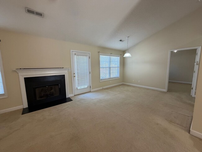 Building Photo - Elon / Townhome