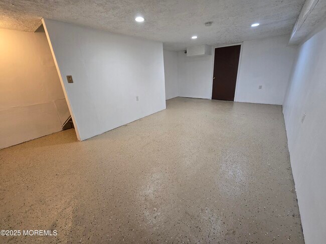 Building Photo - 140 Primrose Ln