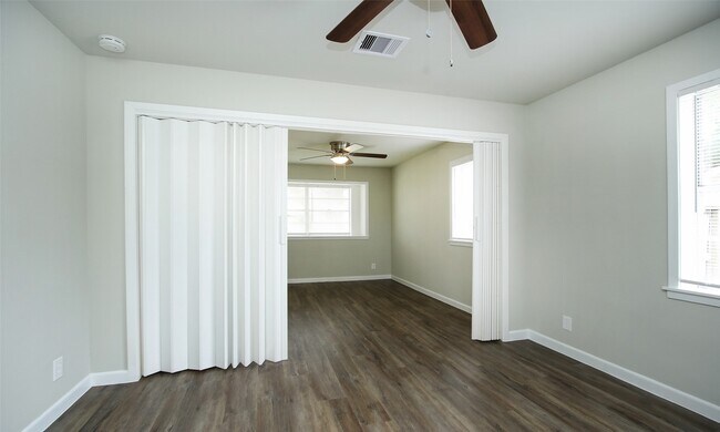 Building Photo - 9205 Vicksburg Ave