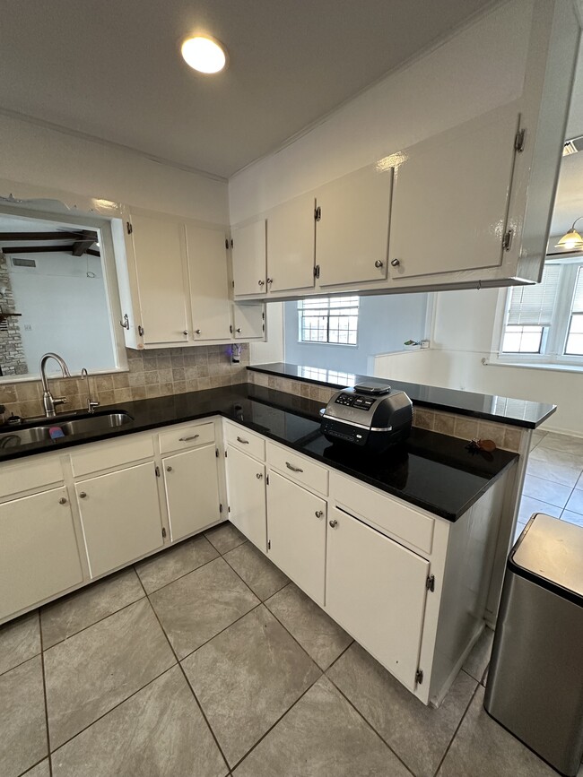 Building Photo - 211 Uecker Dr