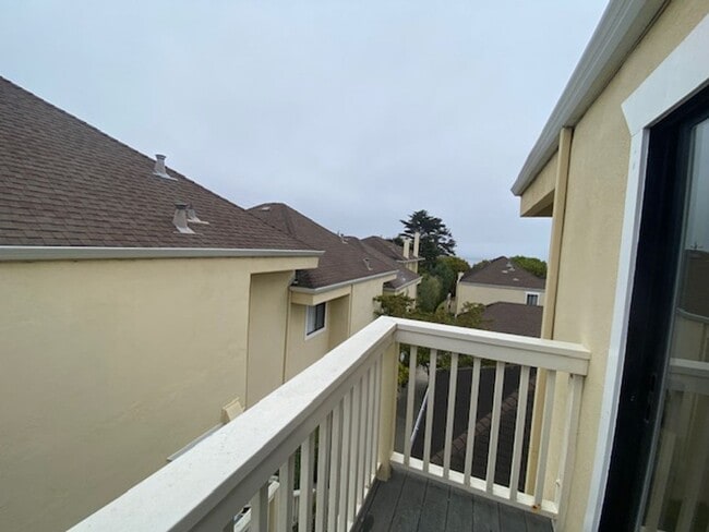 Building Photo - Bright & Stylish Monterey Condo