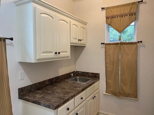 Building Photo - Lovely Stone/Stucco Home Nestled In Cul-De...