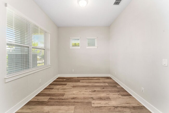 Building Photo - Nice 3/2.5 Bath Home with Bonus Room and 2...