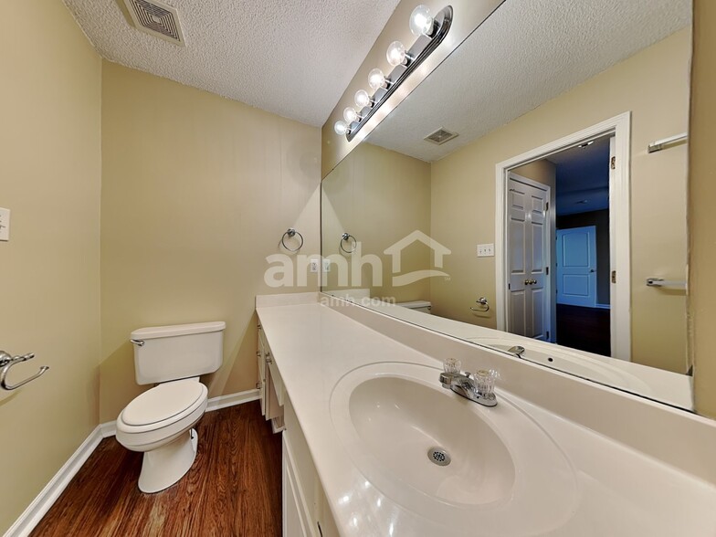 Building Photo - 2206 Coatsdale Ln