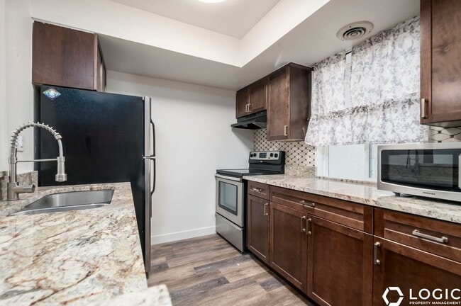 Building Photo - Stunning Townhome in Amazing Location!!