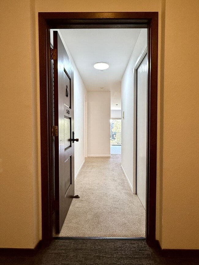 Building Photo - Recently Updated One Bedroom condo in the desirable Shelter Ridge Complex for rent!