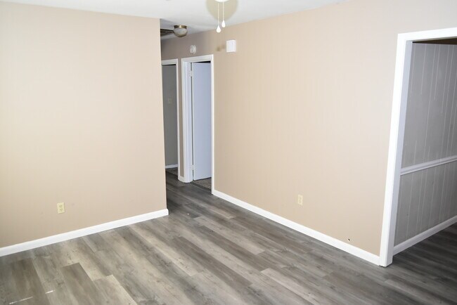 Building Photo - 5700 Palo Alto Dr