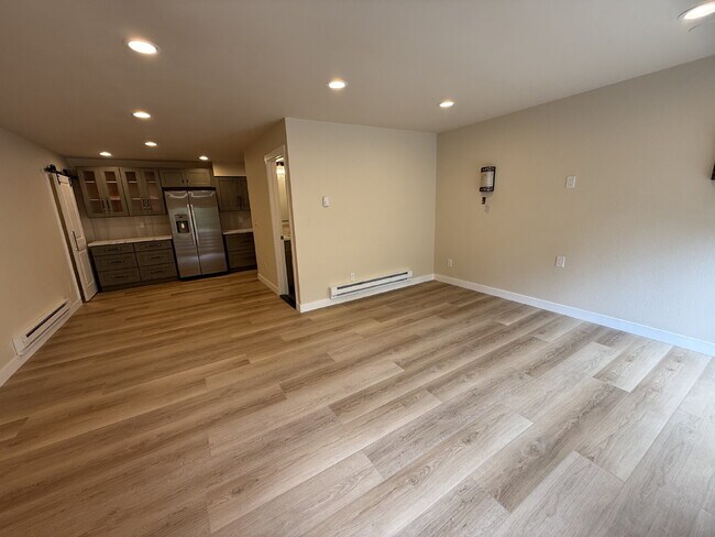 Building Photo - Fully Remodeled Bellevue Condo Available Now!