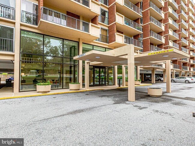 Building Photo - 1300 Army Navy Dr