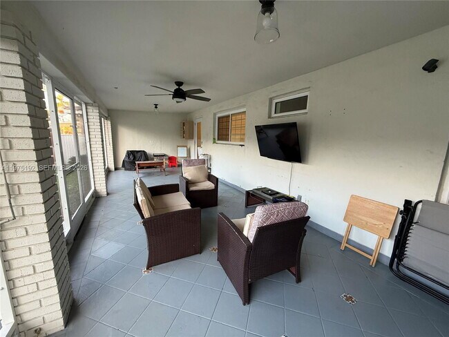 Building Photo - 4850 SW 4th St