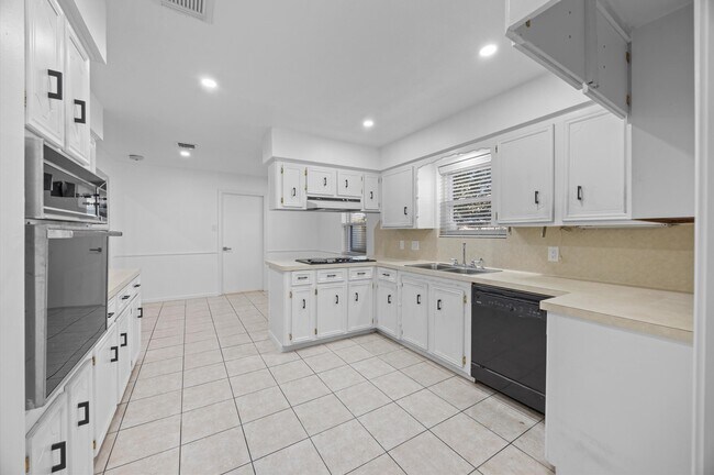 Building Photo - 25 Little John Ln