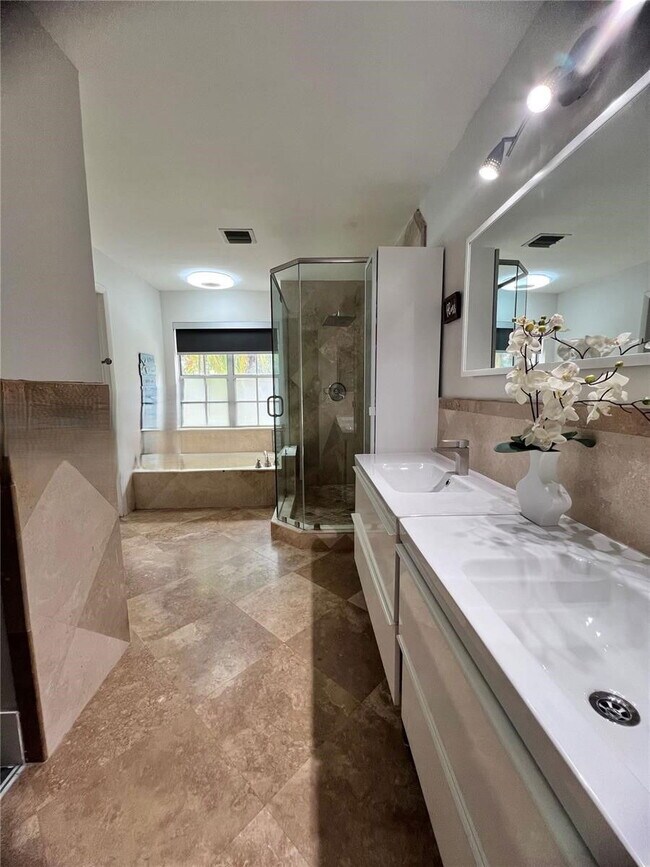 Building Photo - 1371 Bayview Cir