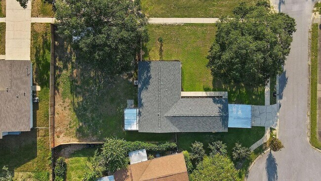 Building Photo - 107 Lake Ct