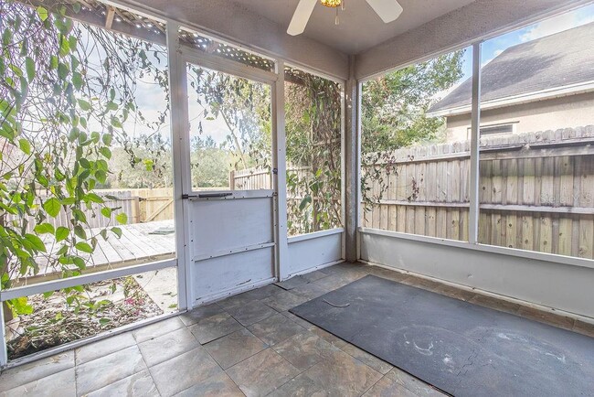 Building Photo - 565 Blue Water Ave