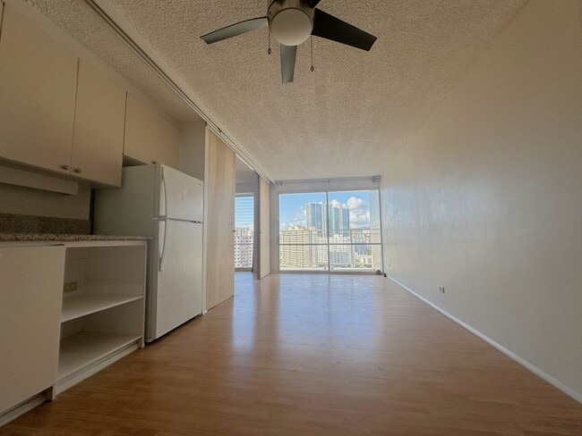 Building Photo - Kapiolani Manor - 1/1/1 Electricity Included!