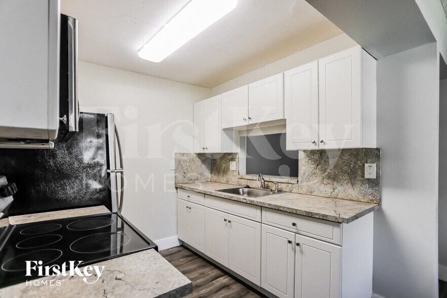 Building Photo - 7801 SW 6th Ct