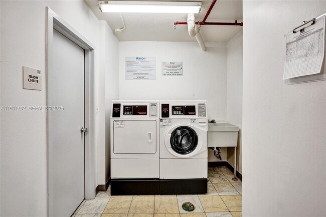 Building Photo - 3625 N Country Club Dr