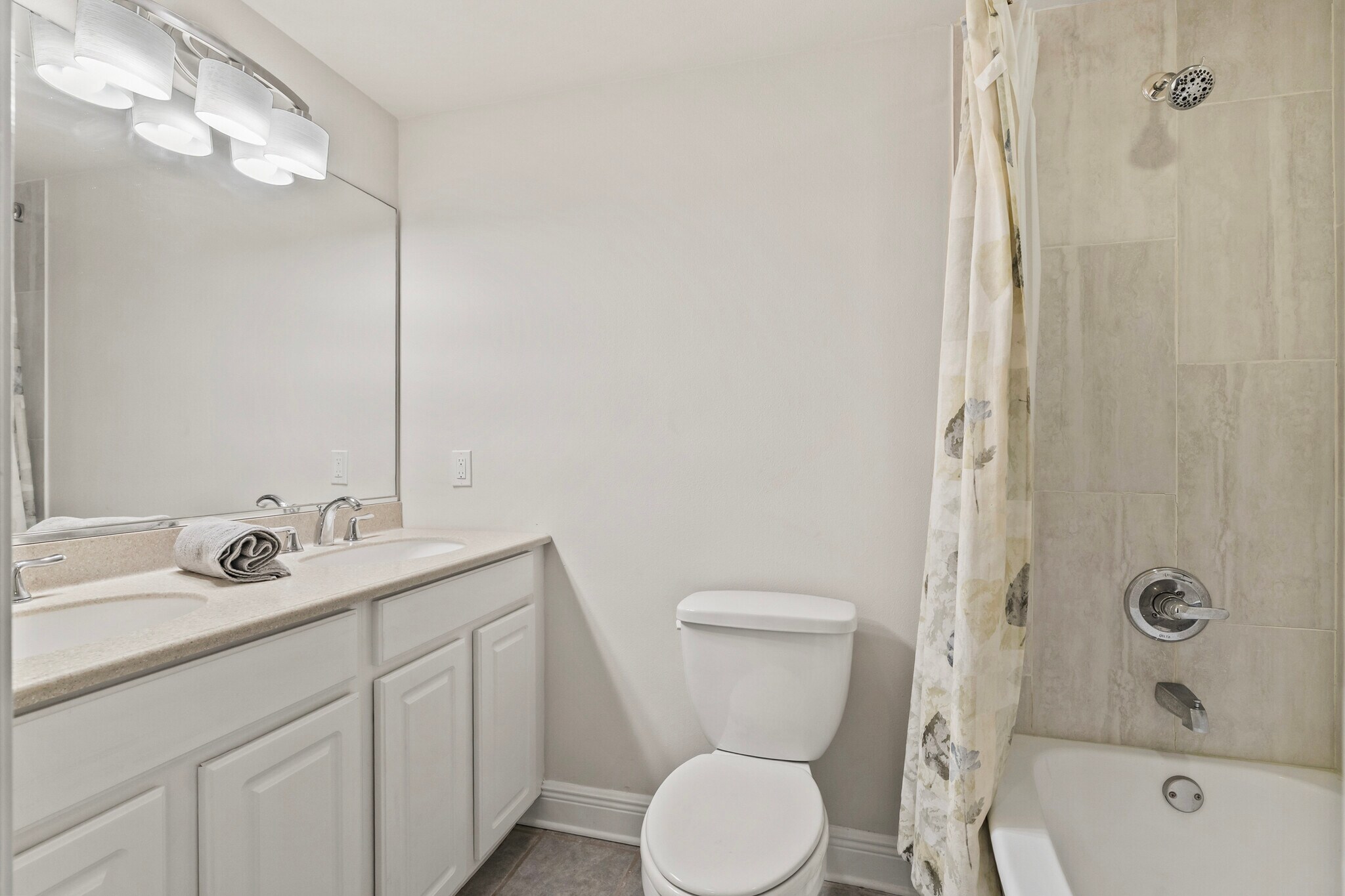 Upstairs full bath with shower & tub - 305 E 14th Ave