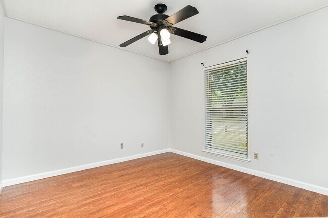Building Photo - Great Entertaining Spaces!