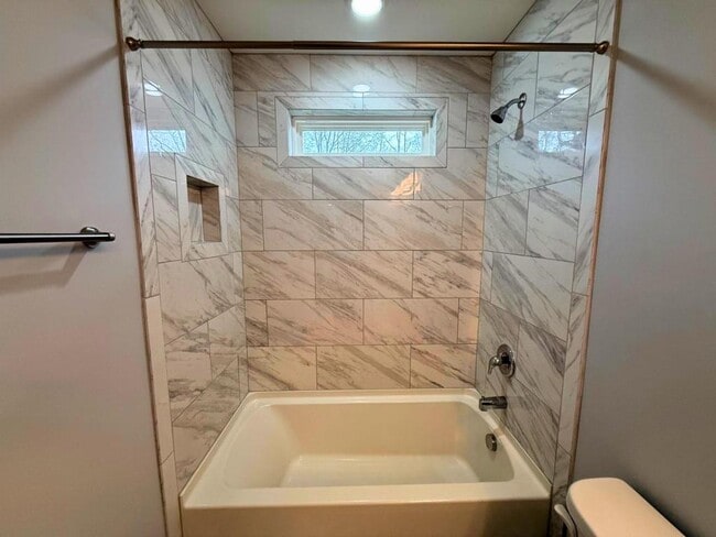 Building Photo - 6810 City View Dr