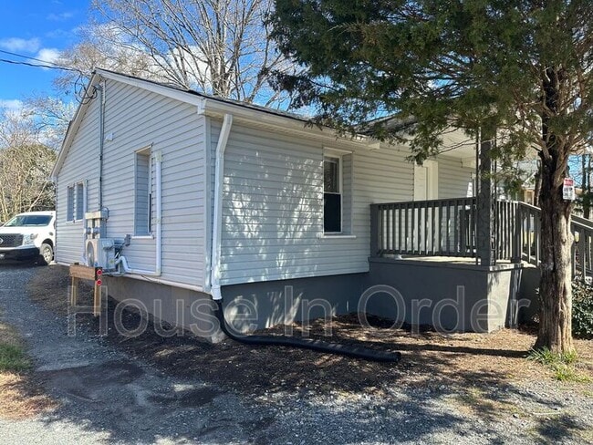 Building Photo - 220 Pointer Rd