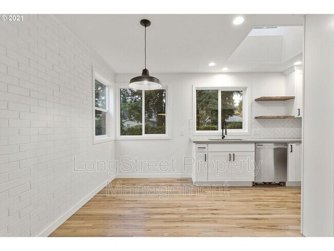 Building Photo - 6014 SE Insley St